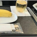Hombre denuncia que aerolínea le dio un banano con cubiertos cuando solicitó el menú vegano.