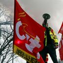 Un manifestante corea consignas en la parte superior de una camioneta durante una manifestación en Lille, norte de Francia, el jueves 4 de febrero de 2021.Los sindicatos franceses convocaron huelgas y protestas en todo el país el jueves para exigir más ayuda del gobierno para quienes luchan financieramente debido a la pandemia. y más inversión en empleos del sector público. Estudiantes universitarios desempleados, artistas de teatro y trabajadores de restaurantes y personas enojadas por las restricciones del virus se encuentran entre los que se espera que se unan a las protestas en París, Marsella, Lille y otras ciudades. Foto: AP / Michel Spingler.