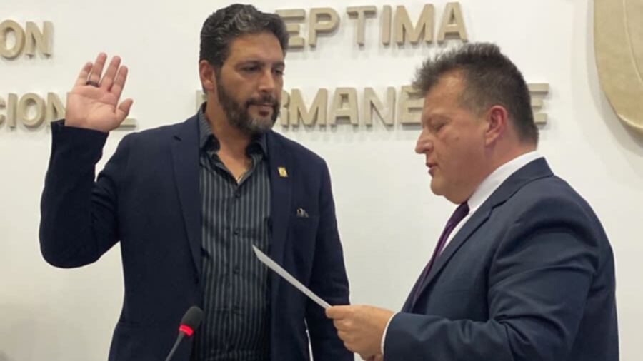 Agmeth Escaf causa polémica por una supuesta alianza con partidos tradicionales para convertirse en presidente de la Comisión Séptima.