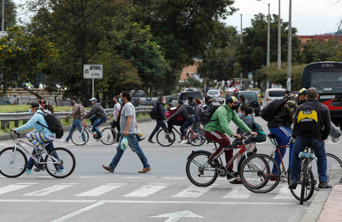 Ciudadanos transitan cerca al SuperCade de Suba en Bogotá a pesar de estar en cuarentena.