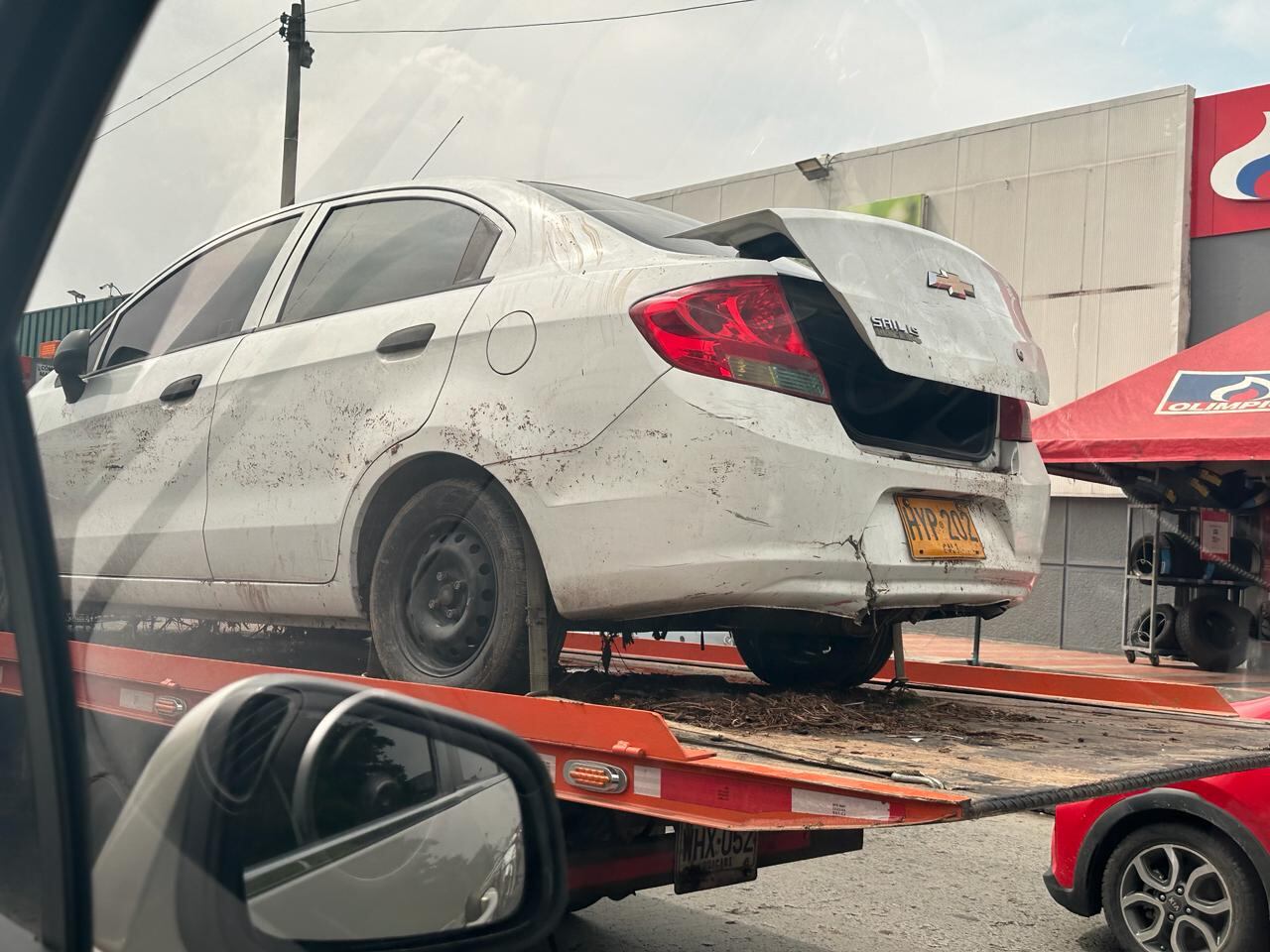 Las grúas de las aseguradoras se encargaron de rescatar los carros que resultaron afectados por las fuertes lluvias registradas en Cali.

Foto: Natalia Londoño El País