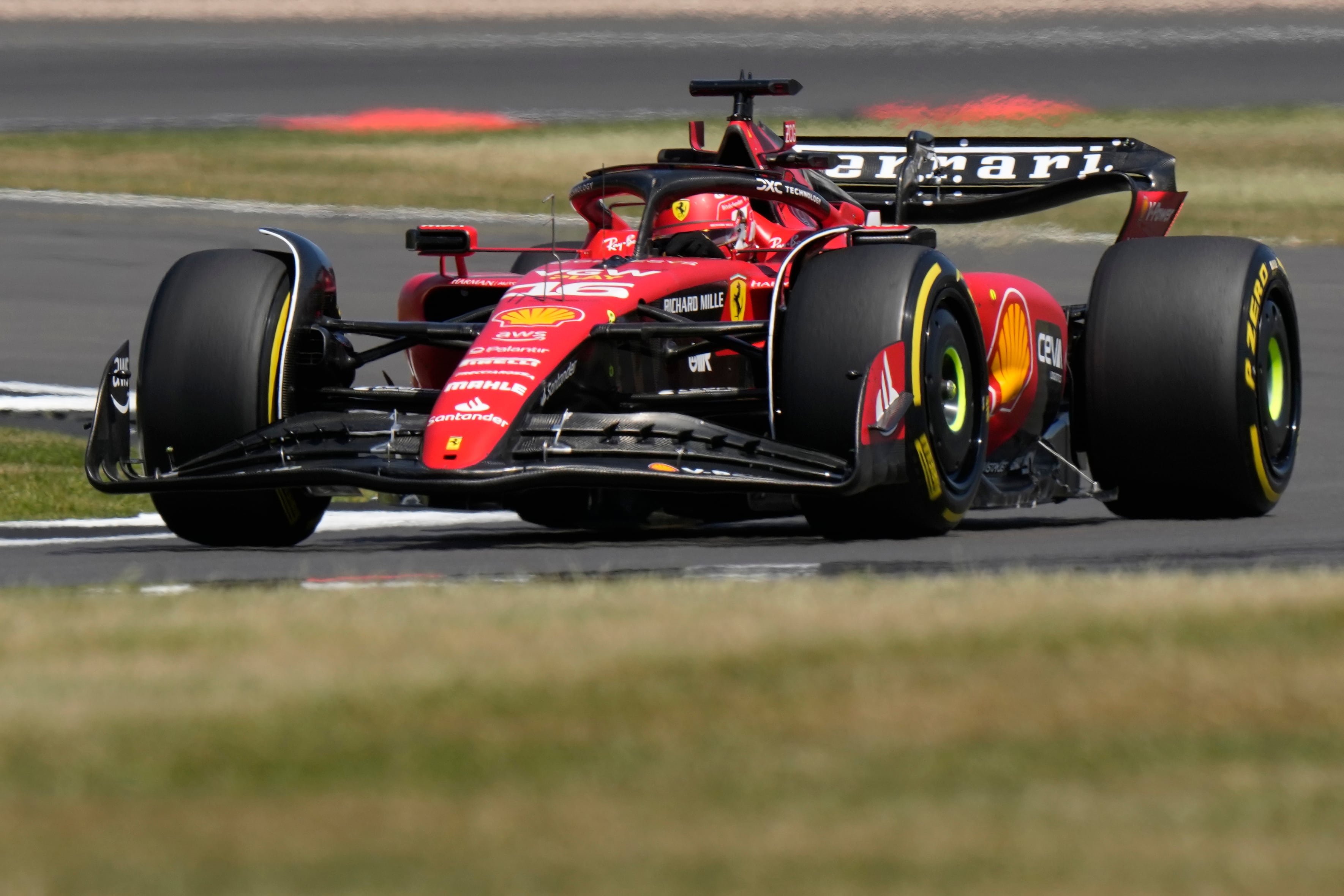 El piloto de Ferrari Charles Leclerc de Mónaco dirige su automóvil durante la primera práctica libre en el Gran Premio de Fórmula 1 de Gran Bretaña en el circuito de Silverstone, Silverstone, Inglaterra, el viernes 7 de julio de 2023. (Foto AP/Luca Bruno)