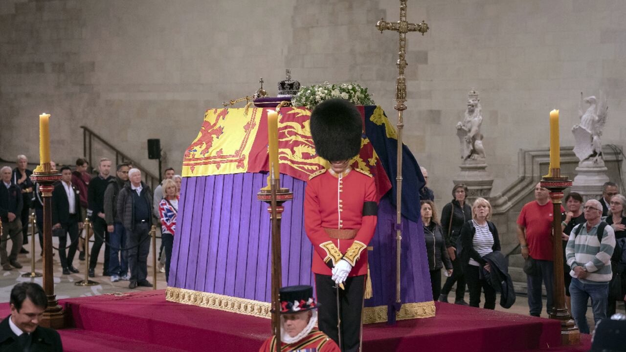Reina Isabel II permanece en capilla ardiente hasta el próximo lunes