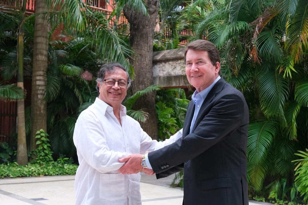 Gustavo Petro con el senador republicano William Hagerty, del comité de relaciones exteriores en Cartagena.
