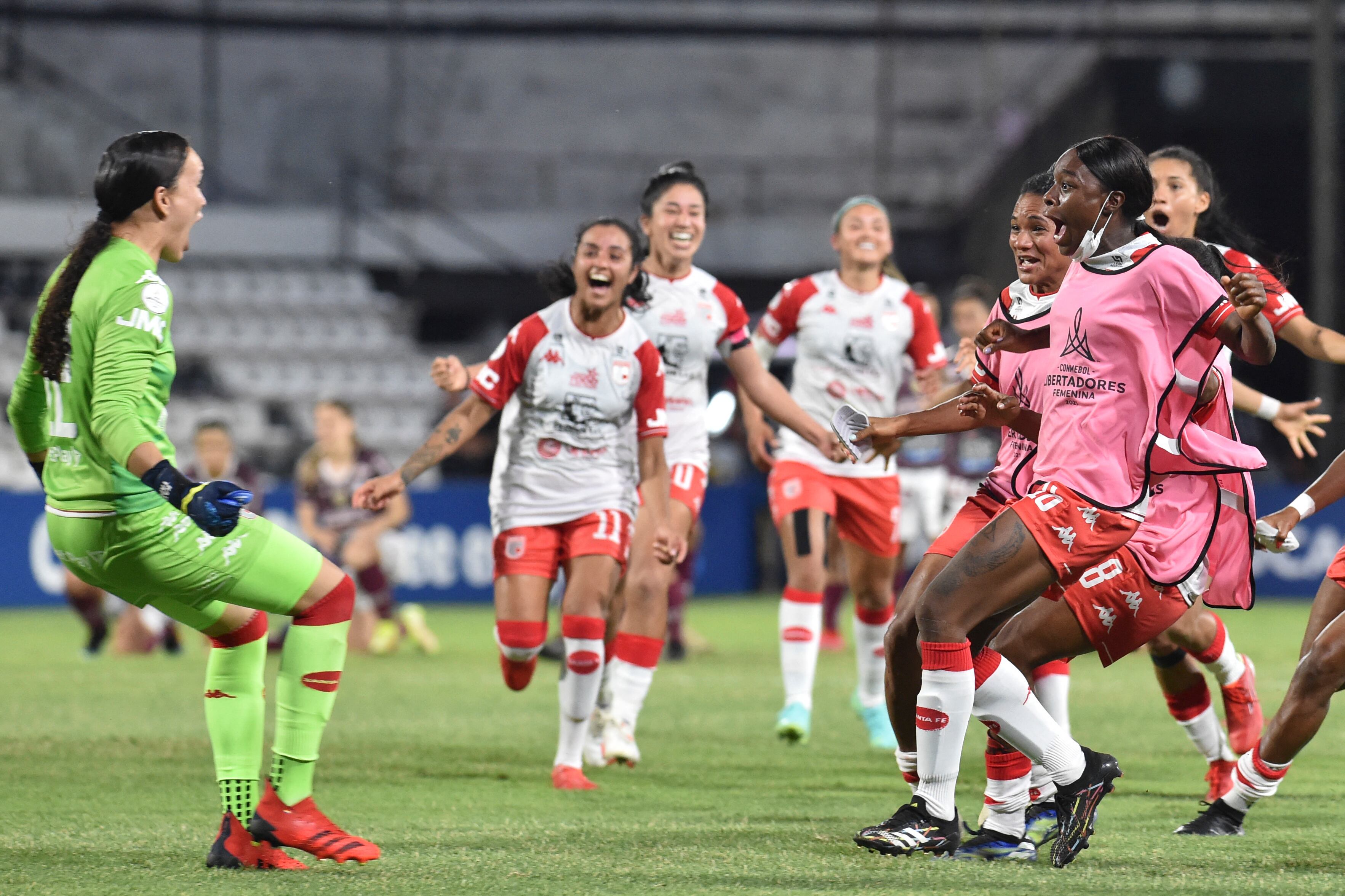 Colombia's Santa Fe players celebrate after defeating Brazil's Ferroviaria by penalty kicks during their Women's Copa Libertadores semifinal football match at the Jose Manuel Ferreira stadium in Asuncion, on November 15, 2021. (Photo by NORBERTO DUARTE / AFP)