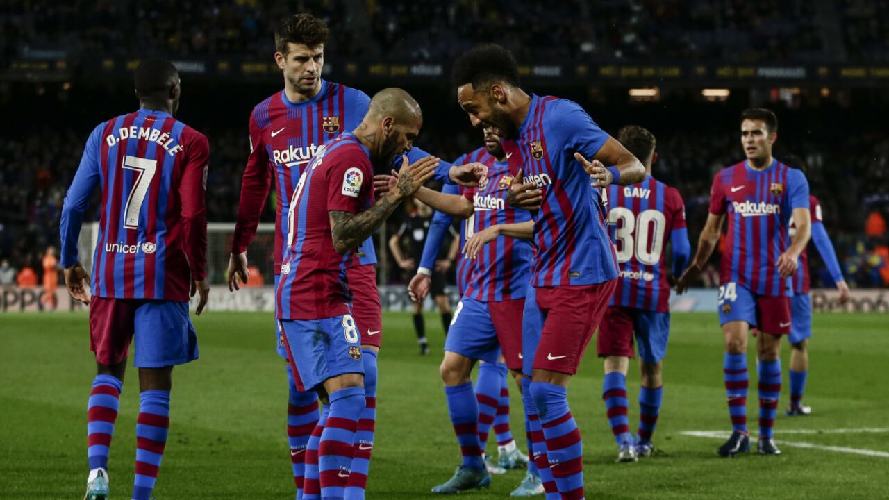 Pierre-Emerick Aubameyang (a la derecha) celebra con sus compañeros del Barcelona tras anotar un gol ante el Osasuna en la Liga española, el domingo 13 de marzo de 2022. (AP Foto/Joan Monfort)