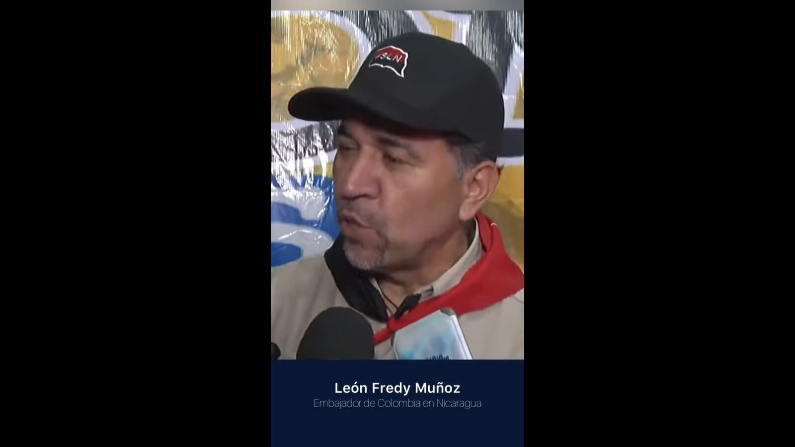 El embajador de Colombia en Nicaragua también vistió prendas alusivas al Frente Sandinista de Liberación Nacional.