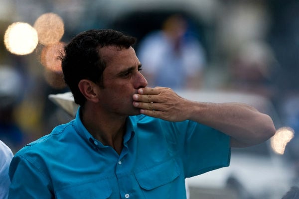 Dos encuestas difundidas en medio de la campaña mostraron la intención de voto para los comicios presidenciales del 7 de octubre en Venezuela y mientras una da una ventaja de 16 puntos a favor del mandatario, otra confirma un empate técnico con una pequeña ventaja de Capriles.