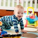 Niño jugando con sus juguetes.