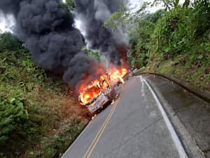 Imagen de los buses quemados compartidas por el gobernador de Risaralda en su cuenta de Twitter @VictorTamayoV