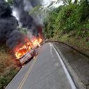 Imagen de los buses quemados compartidas por el gobernador de Risaralda en su cuenta de Twitter @VictorTamayoV