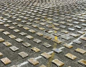 La cantidad de droga incautada ocupó una cancha entera