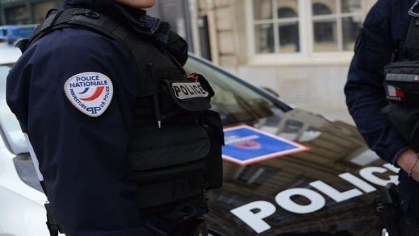 Francia: Hombre ataca con cuchillo a una policía cerca a Nantes