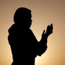 Silueta de mujer musulmana en abaya rezando con las manos en el aire al atardecer. Concepto de oración religiosa. Emiratos Árabes Unidos. (Foto de: Philippe Lissac/Godong/Universal Images Group vía Getty Images)