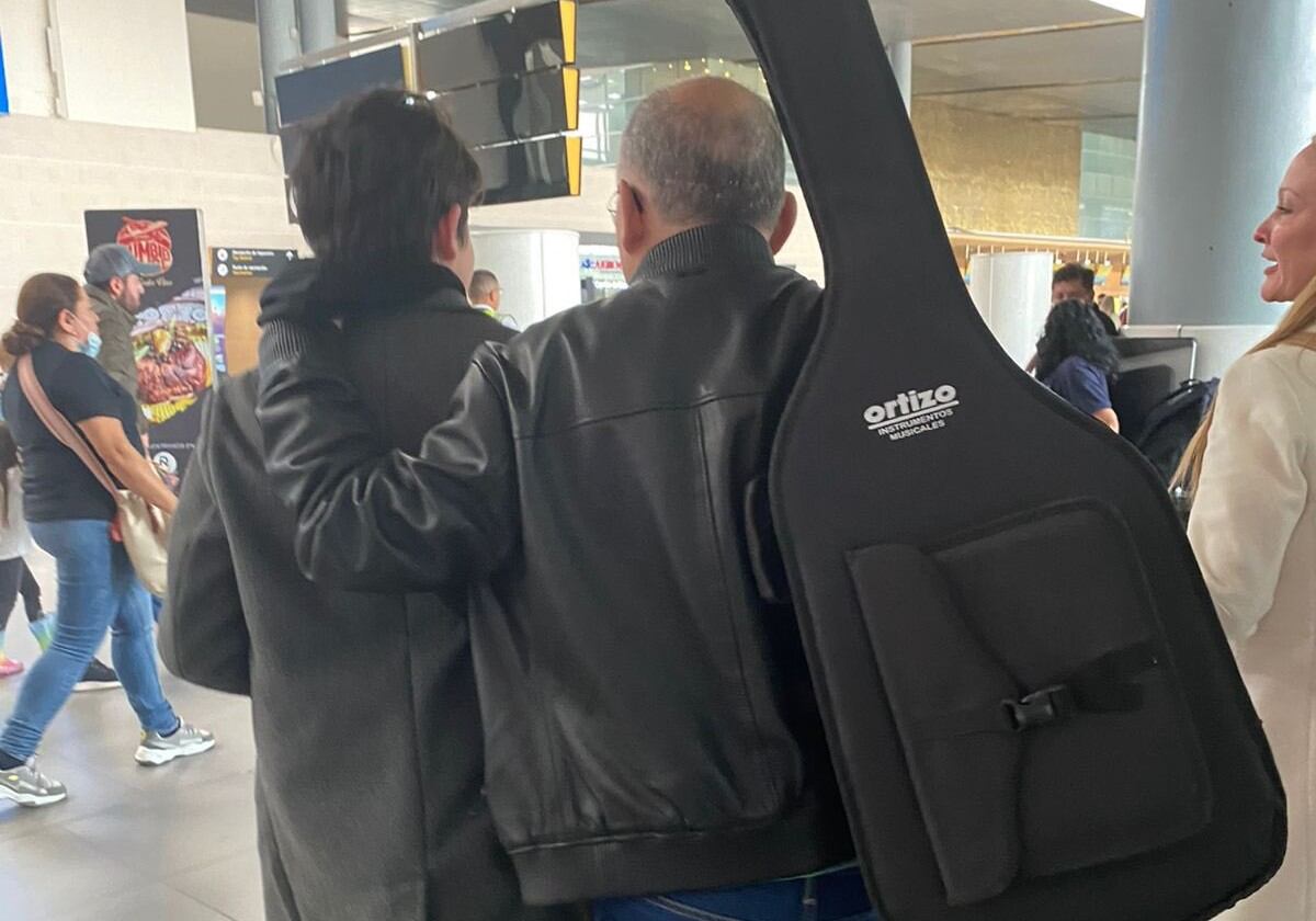 El presidente del Senado Roy Barreras en el aeropuerto El Dorado de Bogotá junto con su hijo.