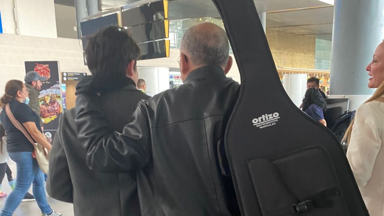 El presidente del Senado Roy Barreras en el aeropuerto El Dorado de Bogotá junto con su hijo.
