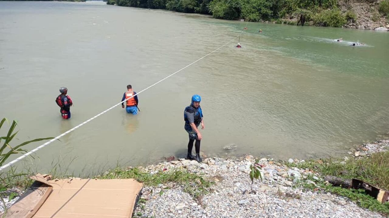 Tanto oficiales de rescate como voluntarios se encuentran en el cauce del río Cauca, dando la búsqueda del cuerpo.