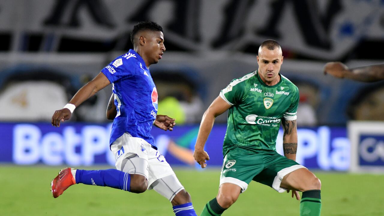 BOGOTA - COLOMBIA, 30-10-2021: Millonarios F. C. y La Equidad durante partido de la fecha 16 por la Liga BetPlay DIMAYOR II 2021 jugado en el estadio Nemesio Camacho El Campin de la ciudad de Bogota. / Millonarios F. C. and La Equidad during a match of the 16th date for the BetPlay DIMAYOR II 2021 League played at the Nemesio Camacho El Campin Stadium in Bogota city. / Photo: VizzorImage / Luis Ramirez / Staff.