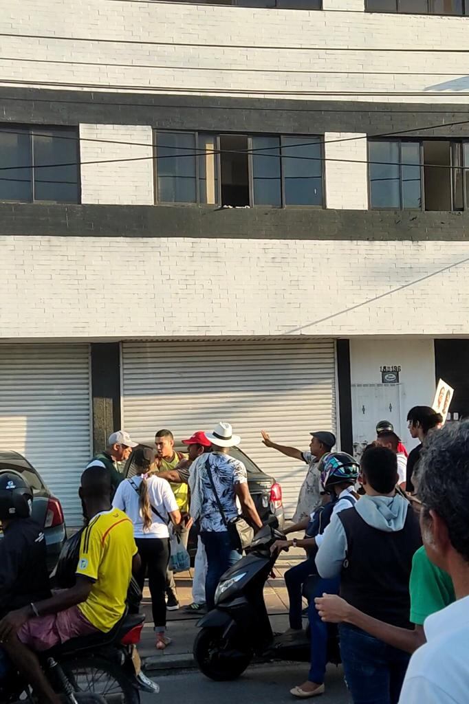 Un grupo de marchantes fueron atacados por un opositor desatándose una pelea que terminó en golpes