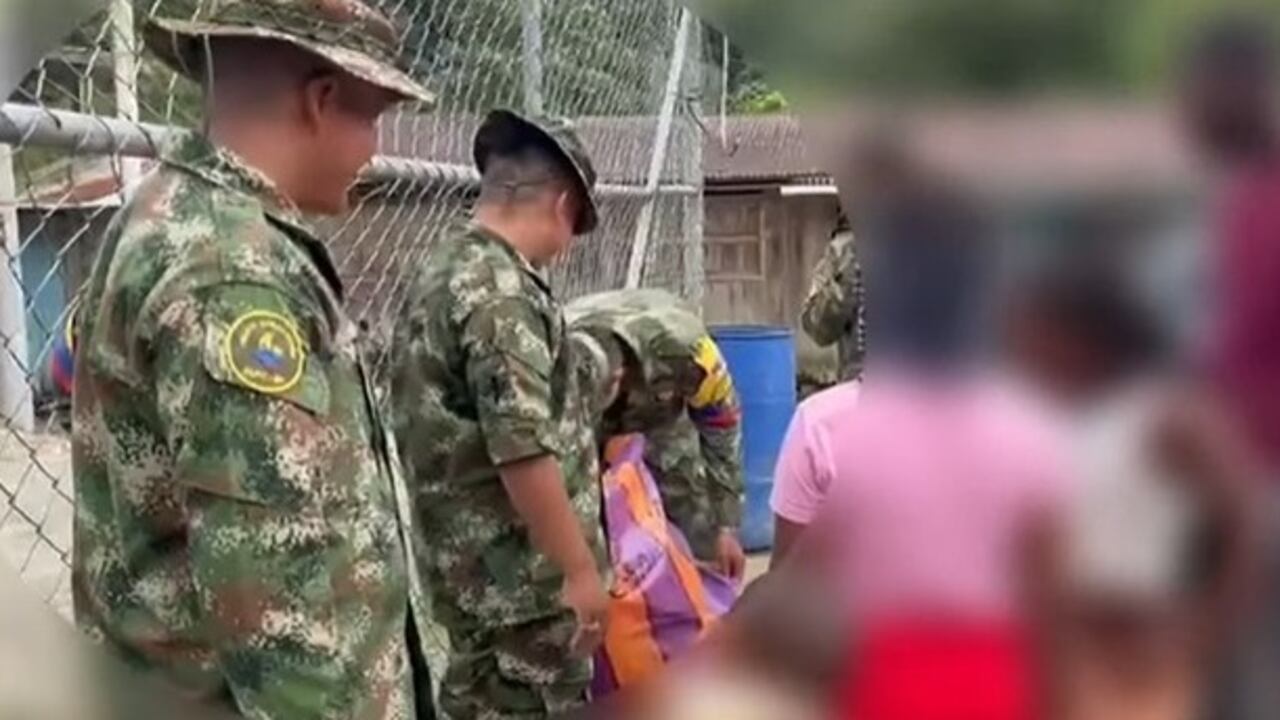 Disidentes de las Farc entregan regalos a niñas en Cauca, según informó las Fuerzas Militares.