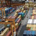 El deterioro del comercio de América Latina comenzó en Asia en enero y febrero de 2020 —particularmente en China que fue el primer epicentro de la crisis—, y luego afectó a Europa y Estados Unidos. Desde mediados de marzo y especialmente en abril y mayo, las medidas de confinamiento a nivel global generaron una caída generalizada de las ventas externas.