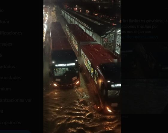Usuarios de Transmilenio compartieron videos en redes sociales mostrando cómo el agua alcanzaba niveles preocupantes, dificultando el acceso a las estaciones y creando caos entre los pasajeros.