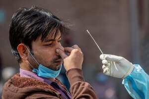 Un hombre de Cachemira reacciona cuando un trabajador de la salud toma una muestra de hisopo nasal para detectar COVID-19 en Srinagar, Cachemira controlada por India, el martes 6 de octubre de 2020. Foto: AP / Dar Yasin