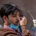 Un hombre de Cachemira reacciona cuando un trabajador de la salud toma una muestra de hisopo nasal para detectar COVID-19 en Srinagar, Cachemira controlada por India, el martes 6 de octubre de 2020. Foto: AP / Dar Yasin