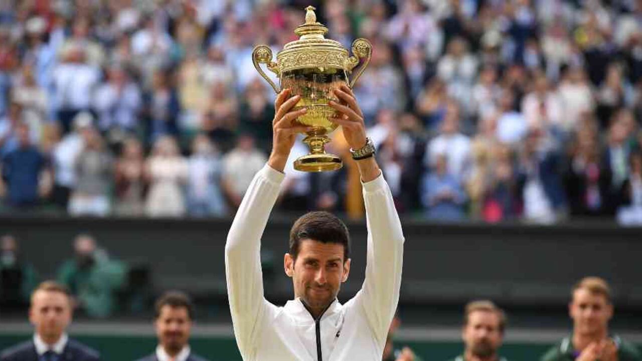 Es la quinta vez que el serbio gana el torneo de Wimbledon, el más antiguo de la historia del tenis mundial. Foto: AFP