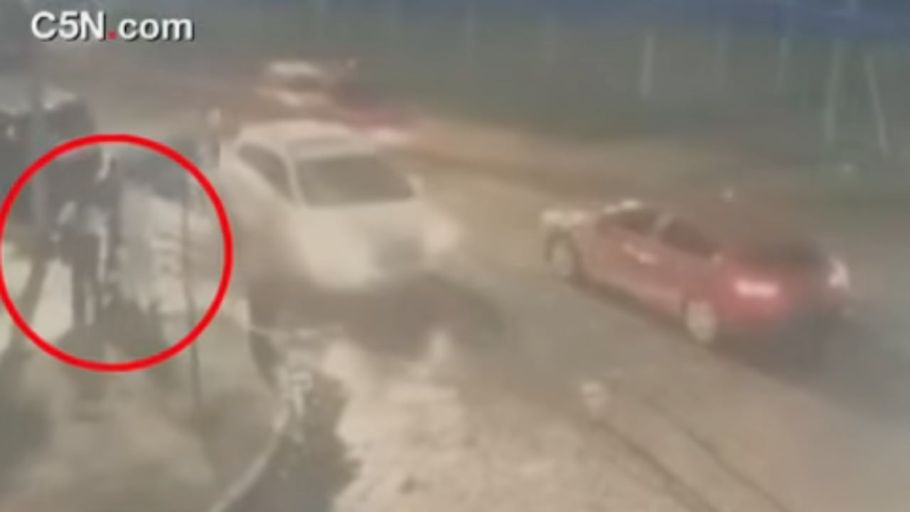 Morena Verdi (20), Brenda Del Castillo (20) y Lara Gutiérrez (15) antes de subirse a un vehículo, en el barrio La Tablada, a unos 20 kilómetros al sur de Buenos Aires (Argentina)