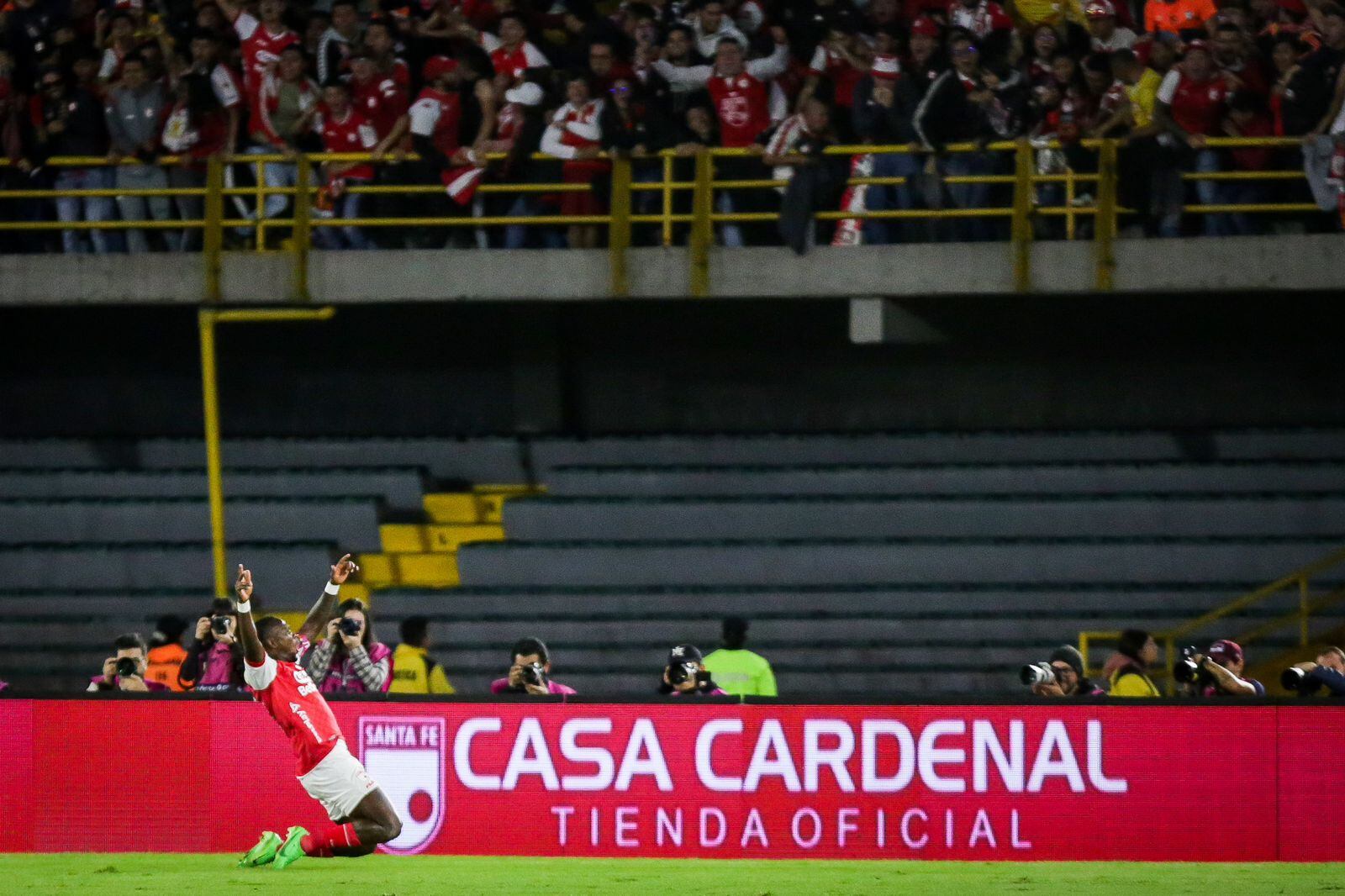 Imagen del partido entre Independiente Santa Fe y Deportes Tolima por la fecha 1 del Grupo B de los cuadrangulares semifinales de la Liga colombiana 2024.
