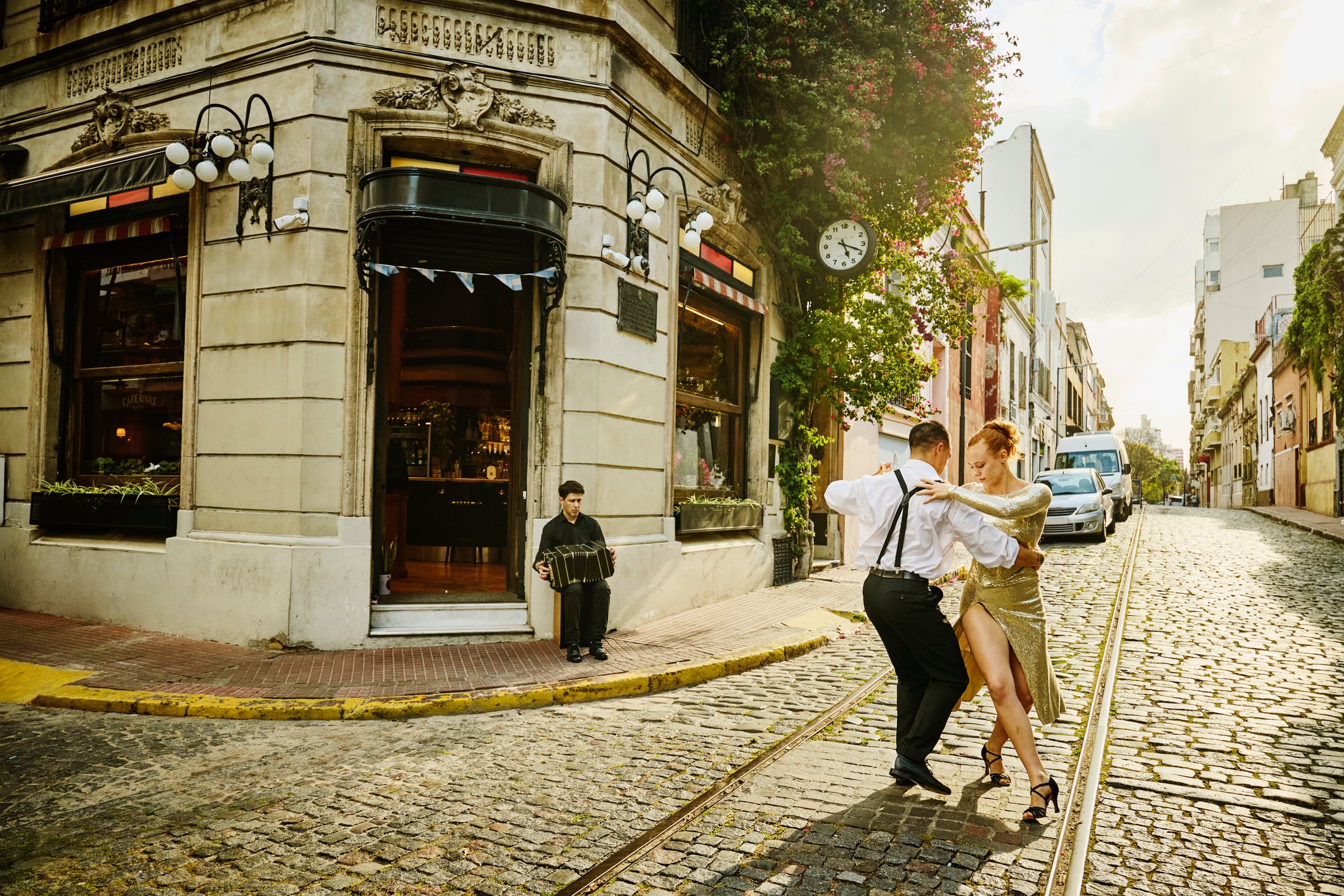 En Buenos Aires, una de las mejores experiencias es bailar tango.