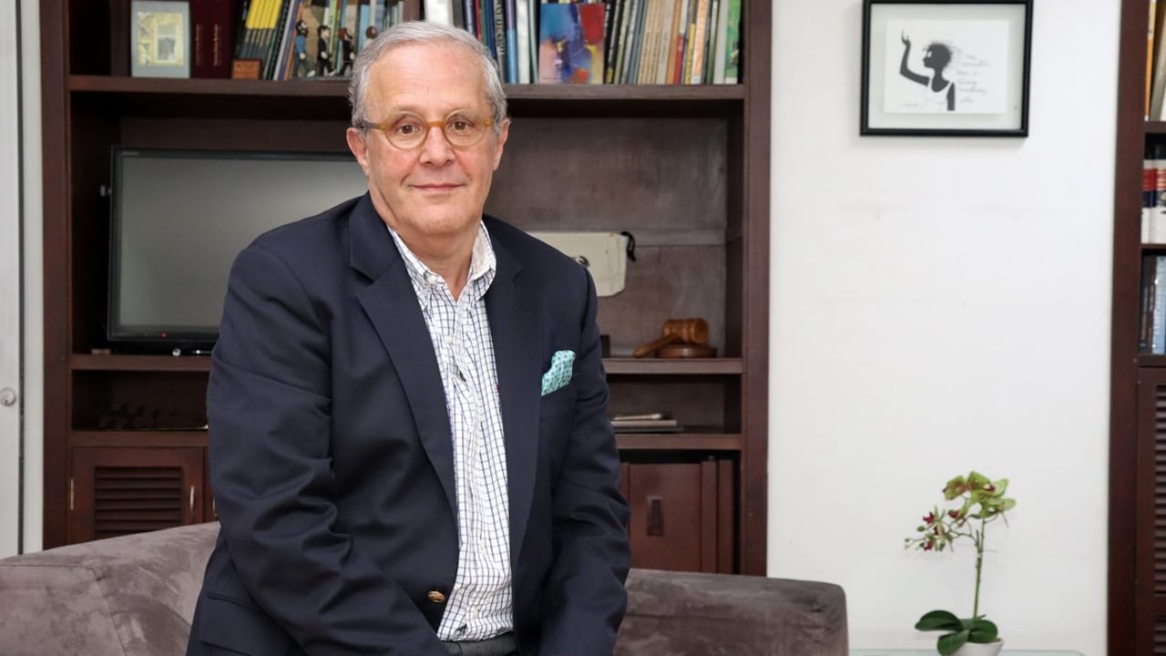 Martínez se venía desempeñando como Director de Información en el periódico con gran éxito y reconocimiento.