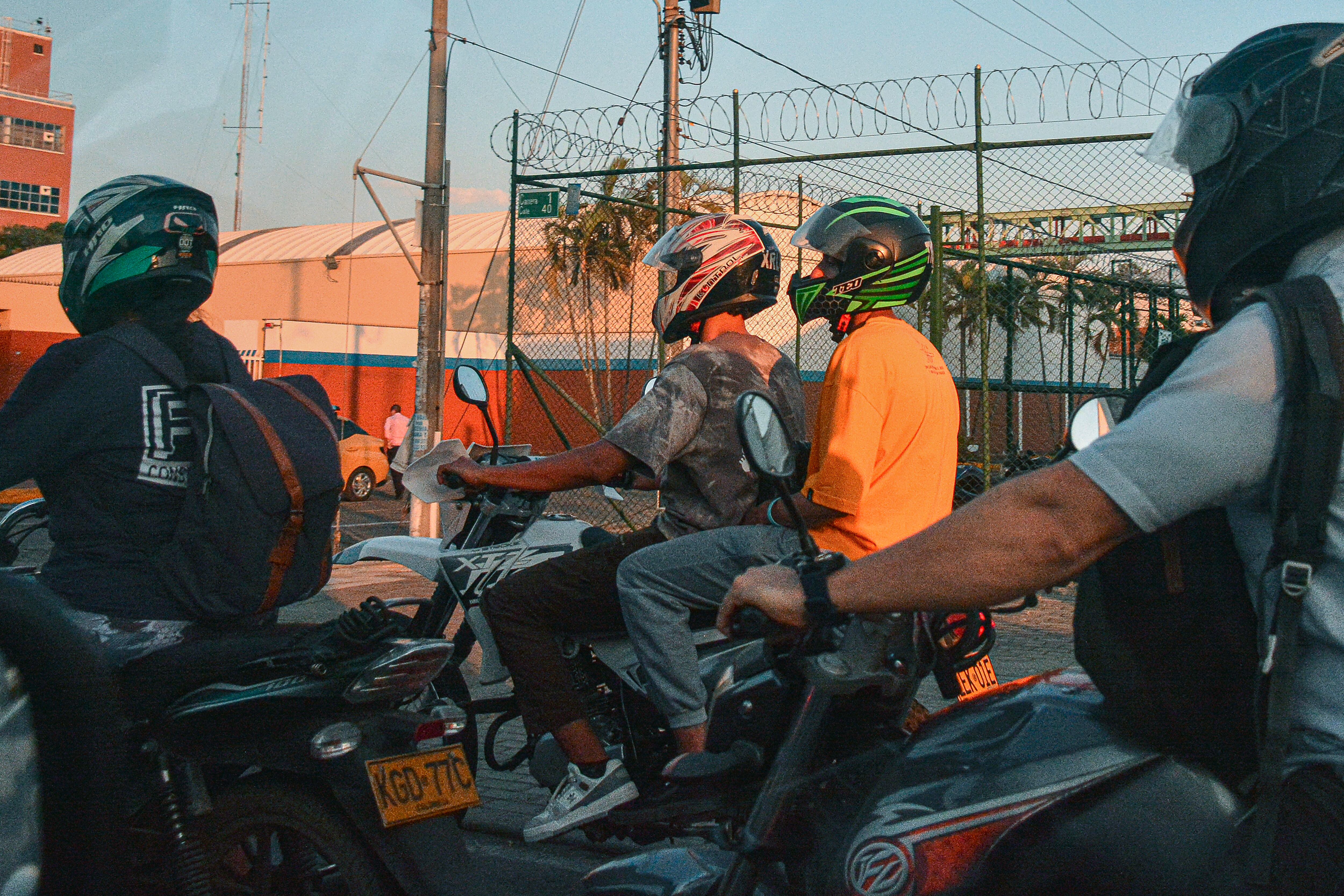 Mediante el Decreto 4112.010.20.0067, emitido el 9 de febrero de 2024, que restringe la movilidad de motocicletas con parrillero hombre en la capital del Valle, el alcalde Alejandro Eder de manera directa continua trabajando en fortalecer la seguridad en la ciudadanía