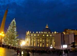 Vista general del árbol de navidad de la plaza de San Pedro durante la ceremonia de luces de la Ciudad del Vaticano.