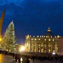 Vista general del árbol de navidad de la plaza de San Pedro durante la ceremonia de luces de la Ciudad del Vaticano.