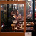 Los clientes están separados por divisores de plástico mientras cenan en Sean's Bar and Kitchen el día de San Patricio en el centro de Manhattan, el miércoles 17 de marzo de 2021, Nueva York. Foto: AP / John Minchillo.