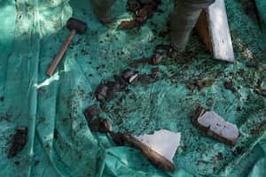 Barro y fragmentos del fondo del lago Crawford el 12 de abril de 2023 en Milton, Ontario. El lago meromíctico guarda siglos de datos que revelan la influencia humana en el medio ambiente.