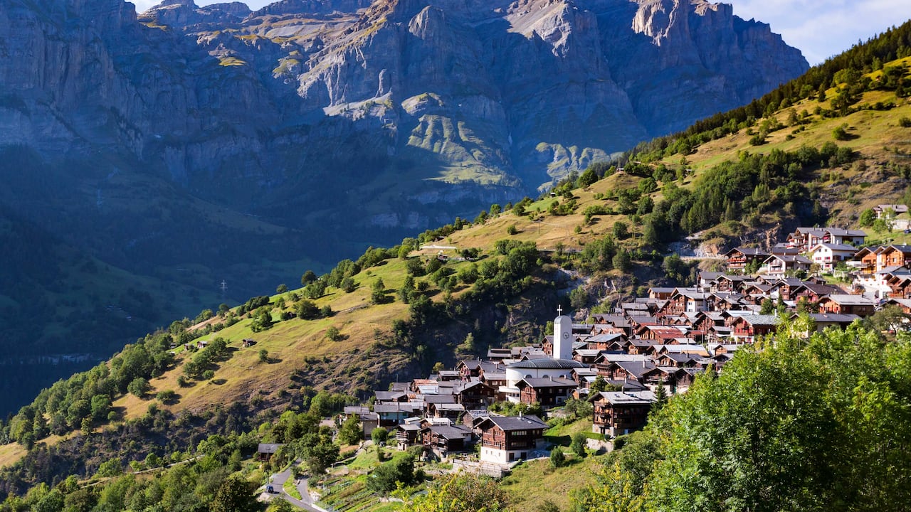 Sus praderas verdes y altas montañas lo ubican como un bello municipio suizo.