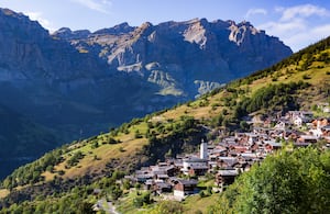 Sus praderas verdes, y altas montañas lo ubican como un bello municipio suizo.