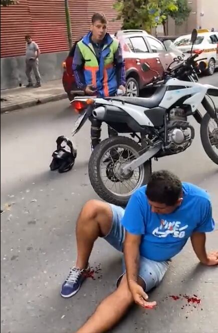 Segundos después del certero puñetazo, el taxista comenzó a botar sangre por la nariz.