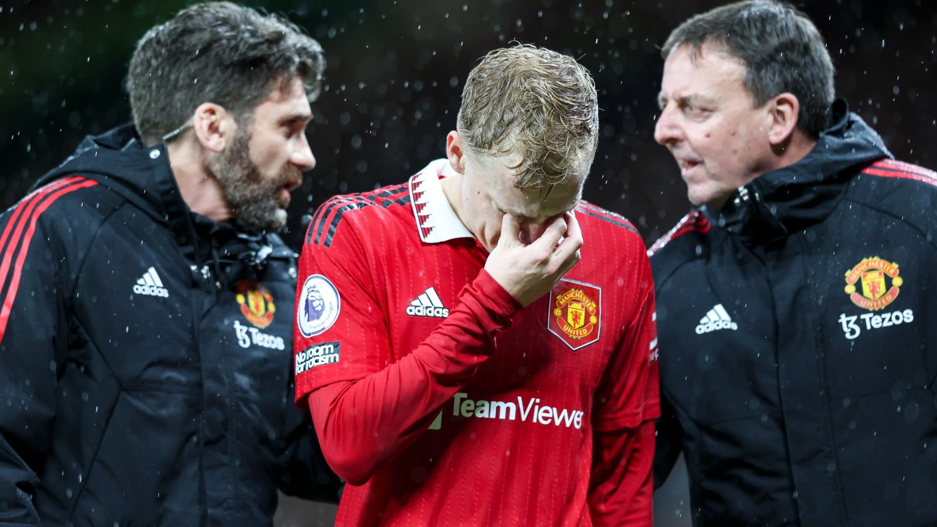 Donny Van de Beek se retiró en medio de llanto y gestos de dolor.