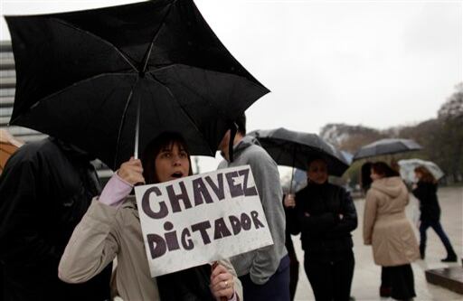 A las calles de Buenos Aires, en Argentina, y a pesar del frío, algunos manifestantes se pronunciaron en contra del jefe de estado venezolano. 