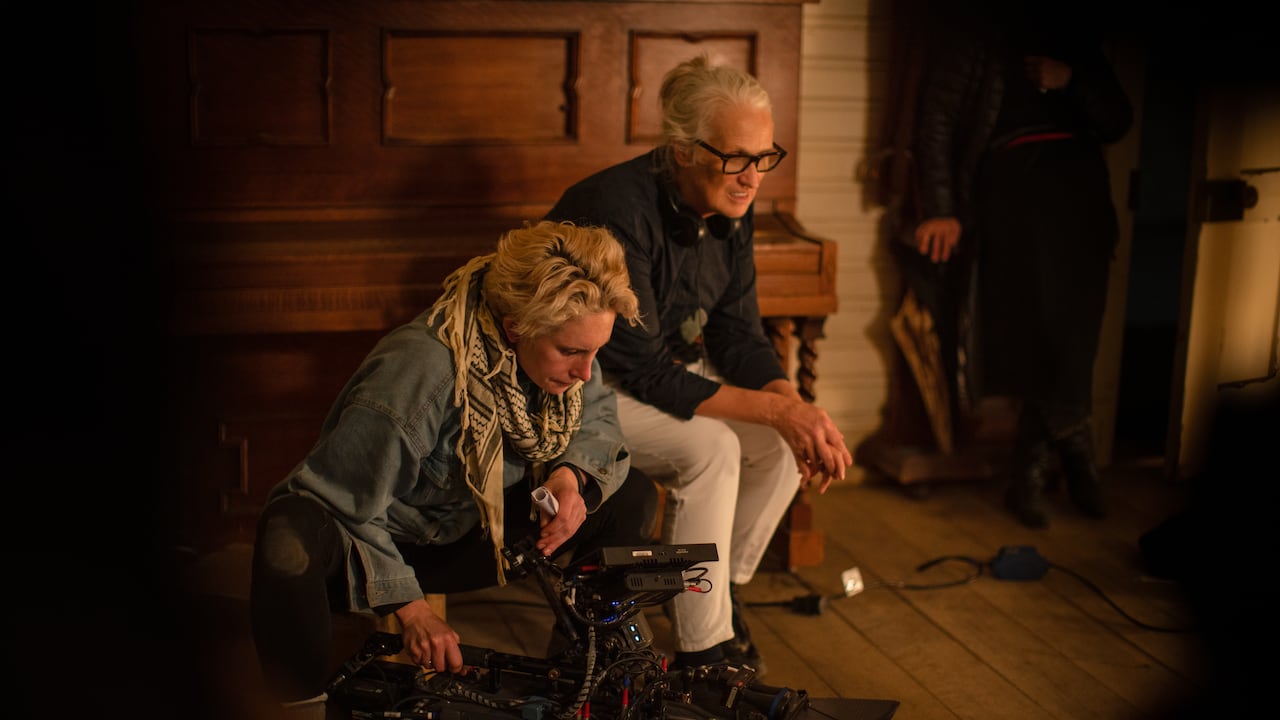 ARI WEGNER (directora de fotografía) y la leyenda JANE CAMPION (directora y productora), la primera mujer en ser dos veces nominada a Mejor dirección en los Premios Óscar. Acá se les ve trabajando en el set de THE POWER OF THE DOG, la película más nominada de todas. Foto: KIRSTY GRIFFIN/NETFLIX © 2021