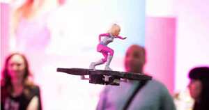 2: Barbie Aventura Estrella de Luz: una muñeca que vuela para completar su misión mediante el uso de los botones y un joystick de mando a distancia. Foto: Amelia Krames