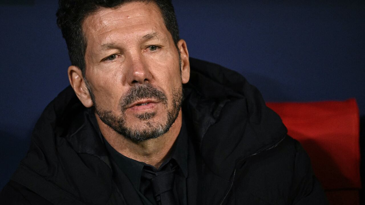 Diego Pablo Simeone, entrenador del Atlético de Madrid, no dudó en mostrar su enojo tras el penal anulado a Álvarez en Champions