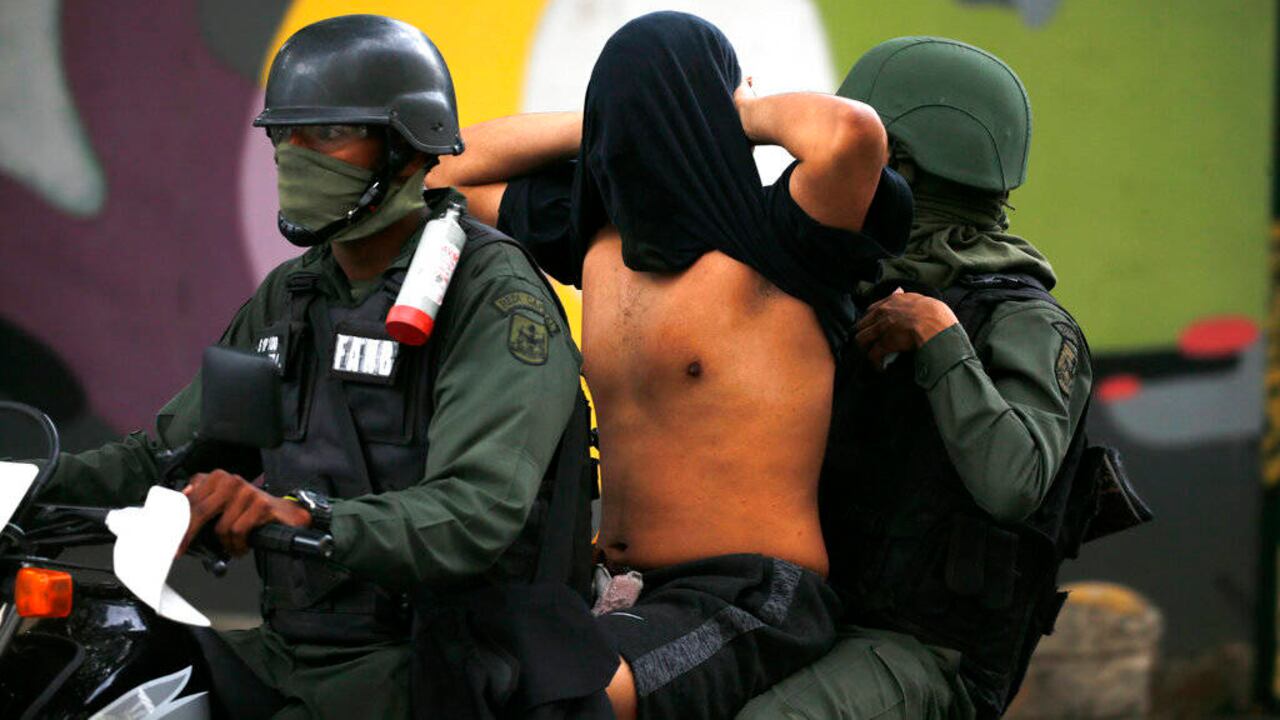 La Guardia Nacional de Venezuela detiene a un manifestante. Crédito: AP.