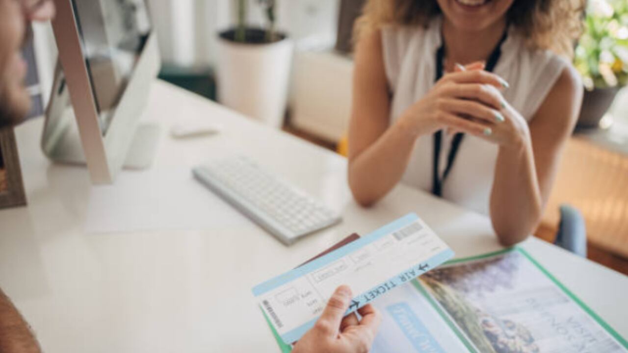 Las razones por las que le saldría más económico comprar vuelos y reservar en hoteles, según estudio