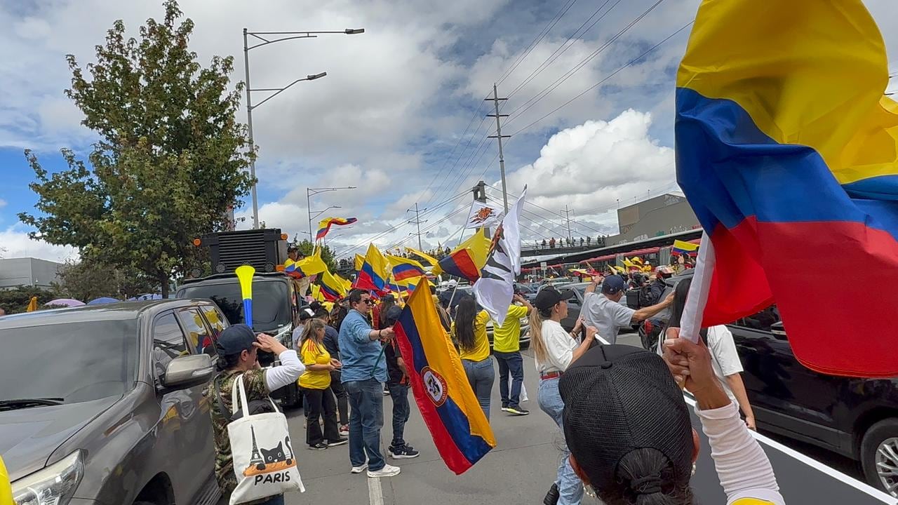 Decenas de ciudadanos muestran su respaldo en Bogotá a la campaña presidencial de Abelardo de la Espriella.