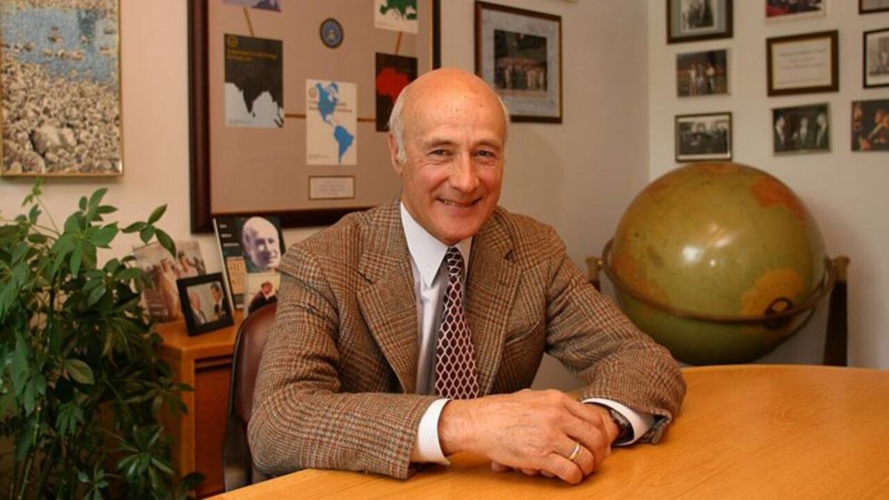 Joseph Nye creó, junto a Robert Keohane, la teoría del neoliberalismo en las relaciones internacionales, la cual expuso en su libro "Poder e Interdependencia".